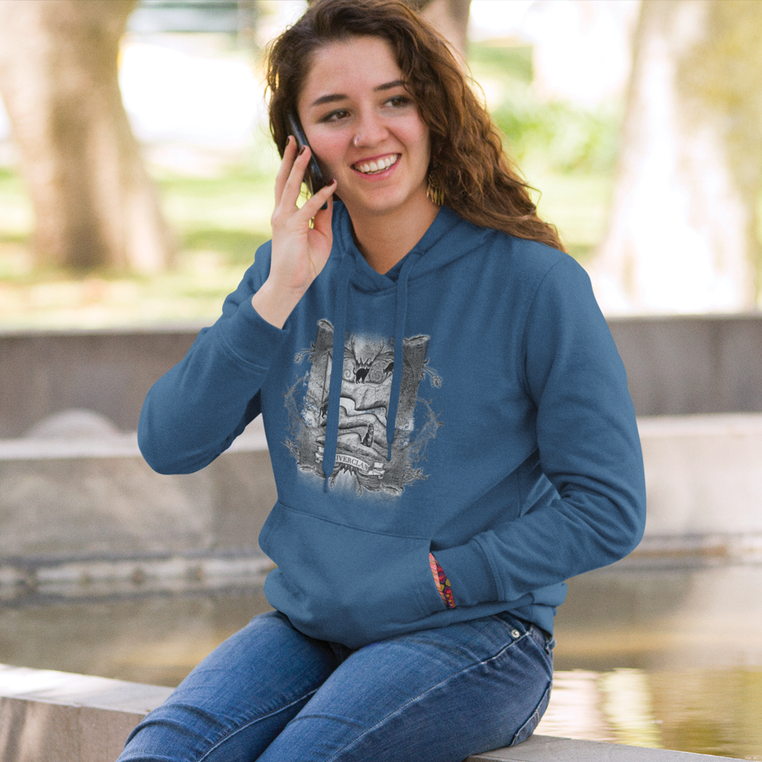 Sudadera con capucha unisex para adultos con diseño grabado de Clan del Río