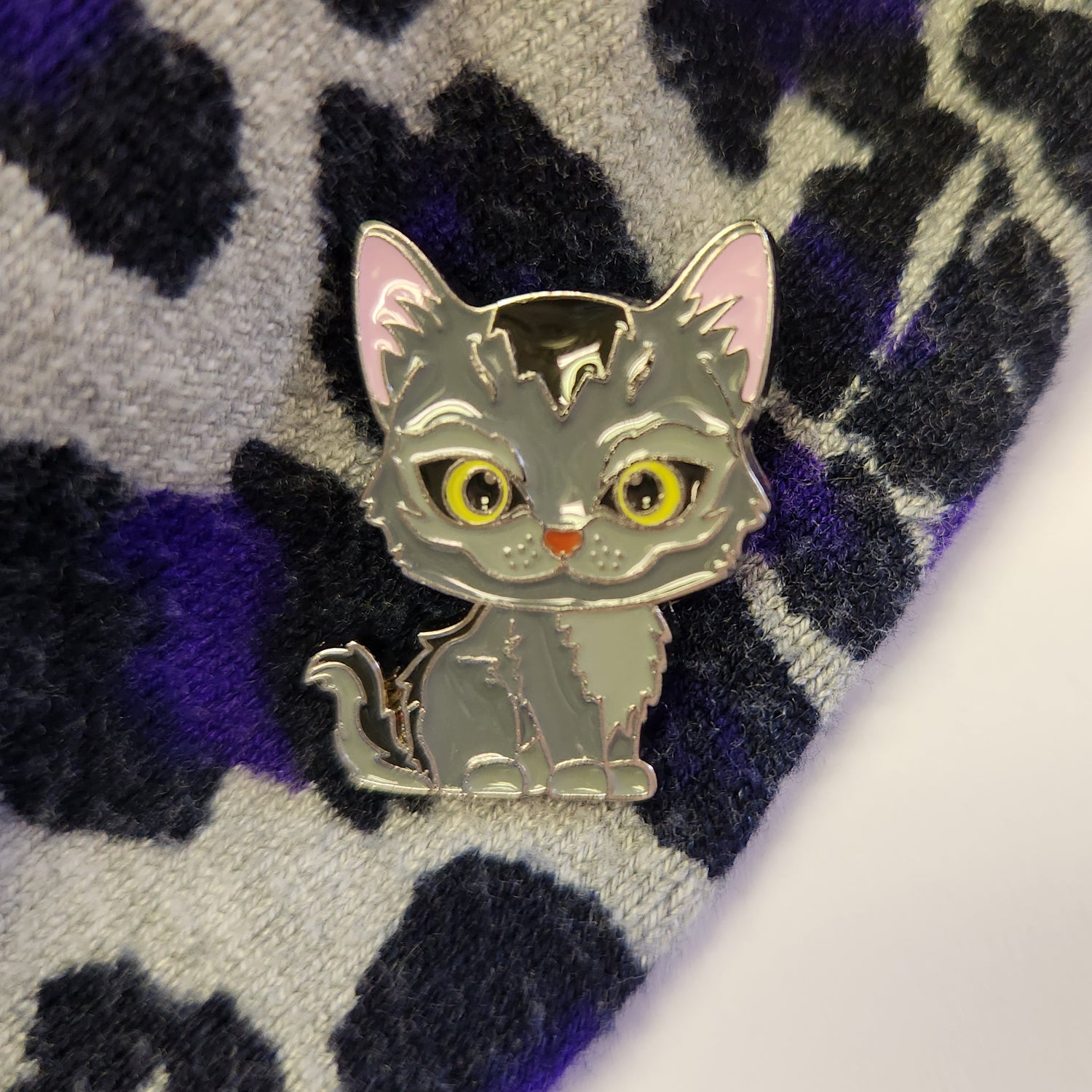 Látigo Gris - Pin esmaltado